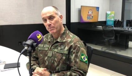 General Alcides, no estúdio da rádio Massa Campo Grande (Foto: Fernando de Carvalho/ Massa CG)