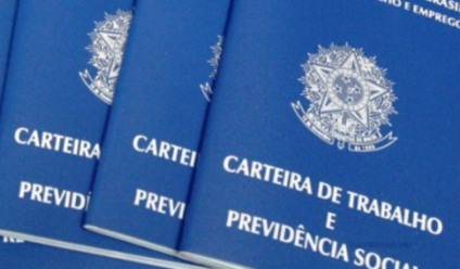 Vagas como auxiliar de limpeza e operador de telemarketing estão disponíveis - Foto: Arquivo RC67