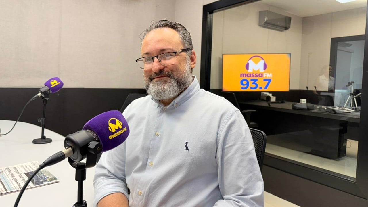 Gabriel Pereira Braga, no estúdio da rádio Massa Campo Grande (Foto: Fernando de Carvalho/ Massa CG)