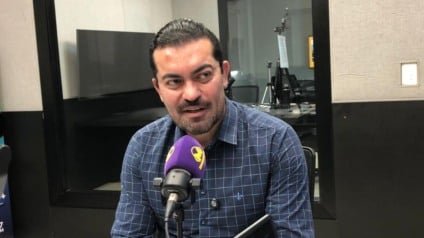 Henrique Coelho, no estúdio da rádio Massa Campo Grande (Foto: Ana Lorena Franco/ Massa CG)