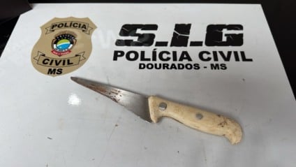  Ele foi localizado na residência de outra filha, no bairro Jardim Água Boa, onde estava na posse da arma do crime, uma faca de grande porte, que estava escondida dentro de um tanque de lavar roupas. (Divulgação PCMS)