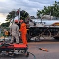 Caminhão-tanque bate em dois veículos e motorista fica preso às ferragens na BR-158, em Três Lagoas