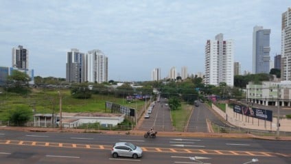 Fachada de lanchonete na Avenida Ricardo Brandão, em Campo Grande, com viatura ao fundo