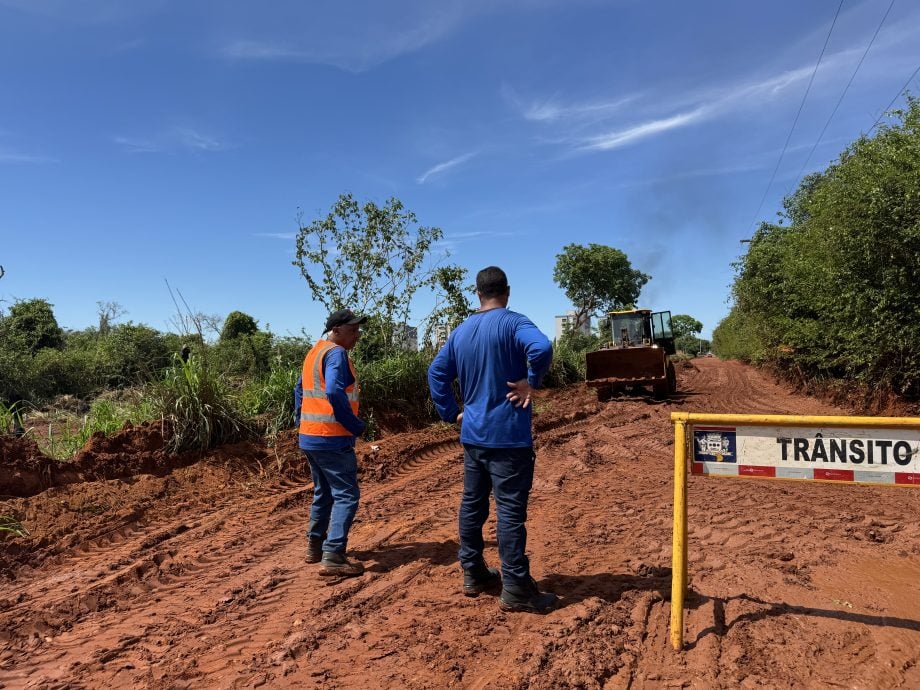A obra contempla uma área aproximada de 9.450 m², com extensão total de cerca de 1.260 metros, e está sendo executada pela Diretoria de Serviços Públicos (DSP) da Seintra, gerando agilidade e economia na execução do serviço. Foto: Divulgação/Assessoria. A obra contempla uma área aproximada de 9.450 m², com extensão total de cerca de 1.260 metros, e está sendo executada pela Diretoria de Serviços Públicos (DSP) da Seintra, gerando agilidade e economia na execução do serviço. Foto: Divulgação/Assessoria.