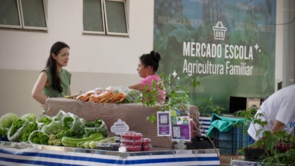 Mercado Escola reúne agricultores familiares, acadêmicos e empreendedores criativos com produtos frescos – Foto: Divulgação/ Mercado Escola