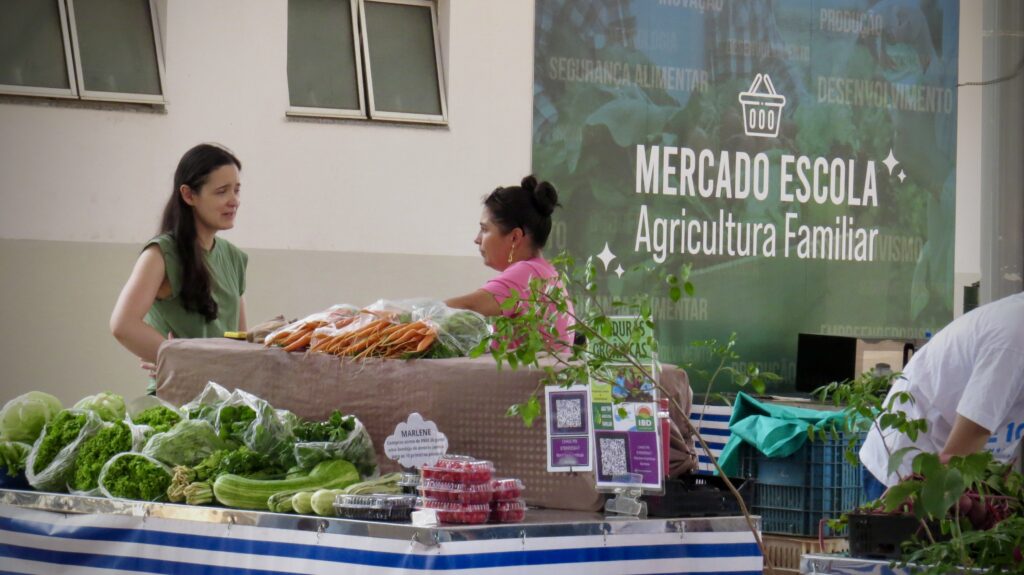 Mercado Escola reúne agricultores familiares, acadêmicos e empreendedores criativos com produtos frescos – Foto: Divulgação/ Mercado Escola Mercado Escola reúne agricultores familiares, acadêmicos e empreendedores criativos com produtos frescos – Foto: Divulgação/ Mercado Escola
