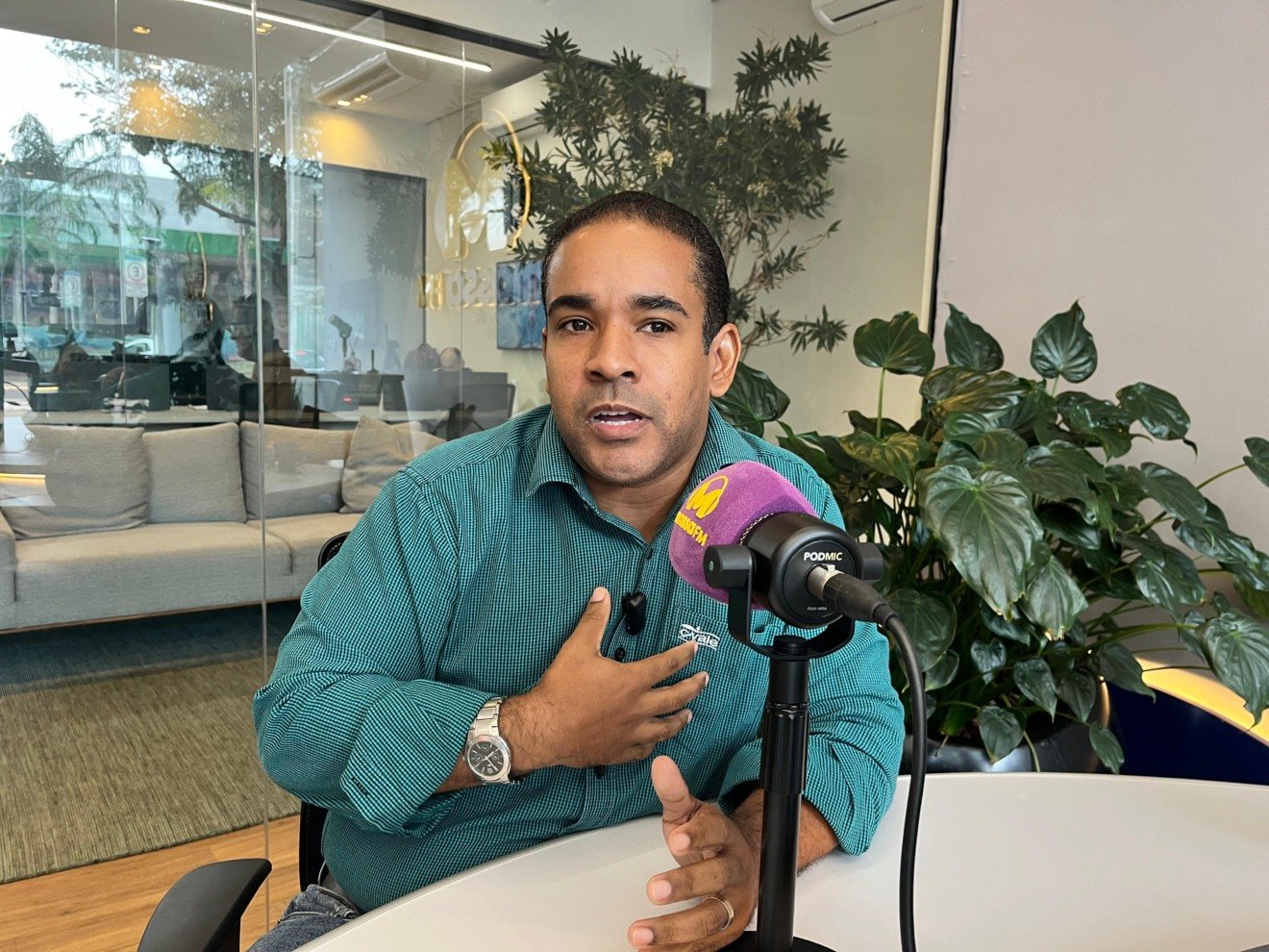 Hermínio Afonso Ferreira nos estúdios da Massa FM Campo Grande - Foto: Raíssa Vitória/Portal RCN67