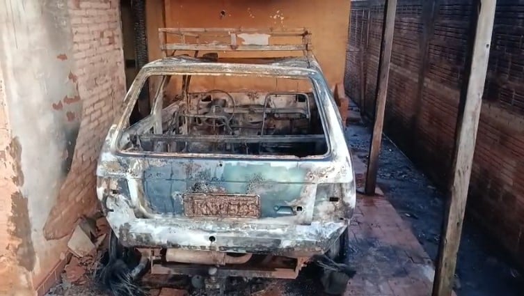 Veículo teve perda total (Foto: Mauro Silva/Cultura FM)