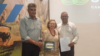 Entrega feita pela autora, Marcele Lemos Monteiro (Foto: Reprodução/ Governo de MS)