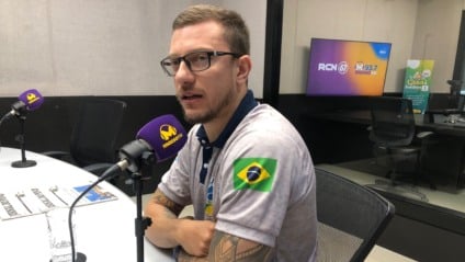 Lucas Camargo, no estúdio da Rádio Massa Campo Grande (Foto: Fernando de Carvalho/ Massa CG)