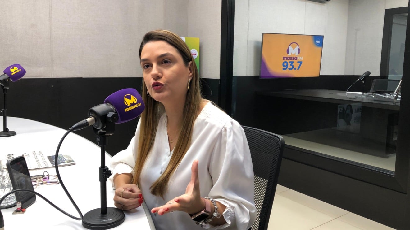 Milena Mendonça, no estúdio da rádio Massa Campo Grande (Foto: Fernando de Carvalho/ Massa CG)