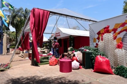 “Natal Encantado Dourados” terá uma programação que se estenderá até o dia 30 de dezembro na Praça Antônio João. (Foto: A. Frota)