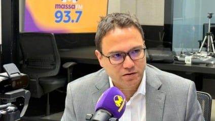 Pedrossian Neto no estúdio da rádio Massa Campo Grande (Foto: Adriano Hany/ Massa CG)