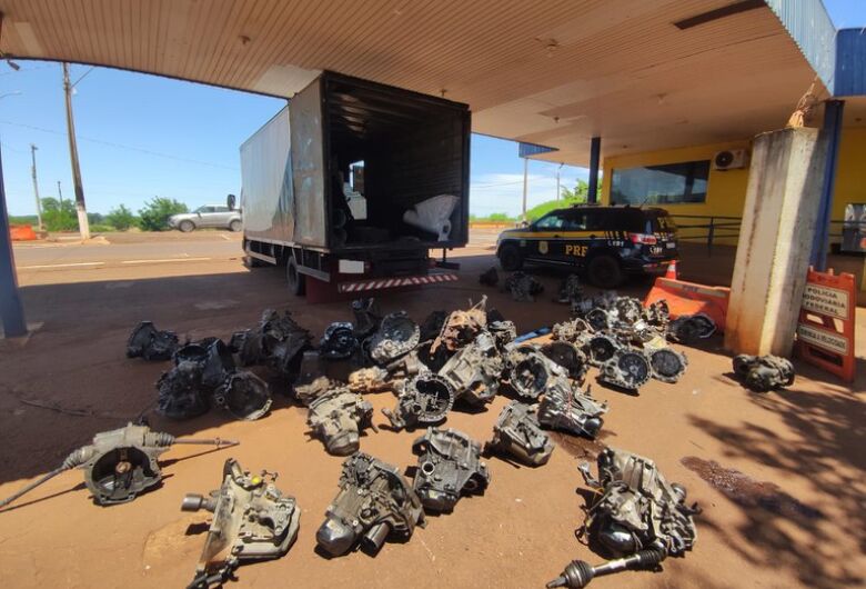 O motorista foi detido e levado à delegacia de Rio Brilhante, junto com o caminhão e a carga. (Divulgação/PRF/MS)