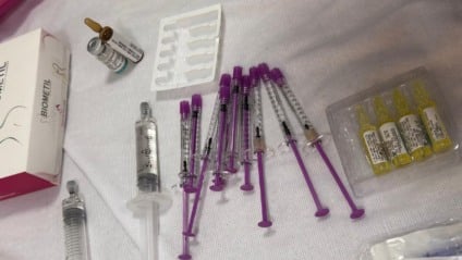 Funcionária tentou esconder medicamentos durante ação (Foto: Reprodução/ PCMS)