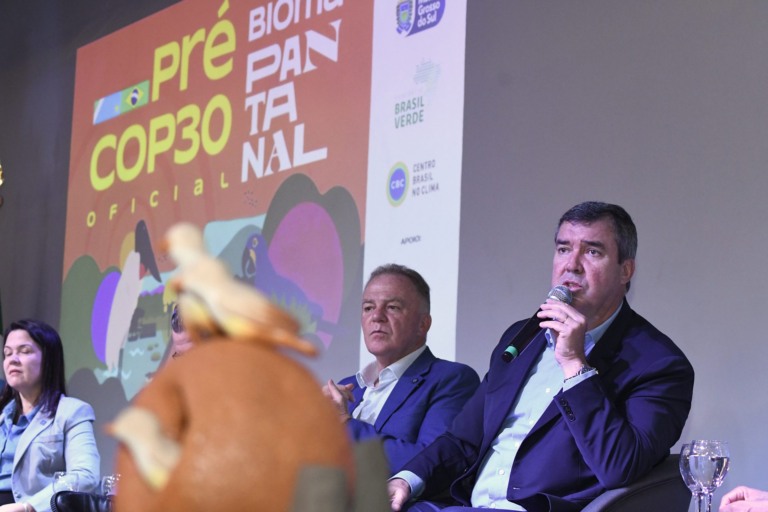 Painel da COP30 com mapa de políticas de Carbono Neutro de MS em exibição