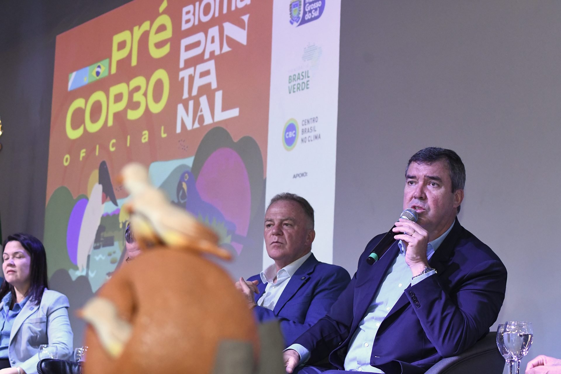 Painel da COP30 com mapa de políticas de Carbono Neutro de MS em exibição