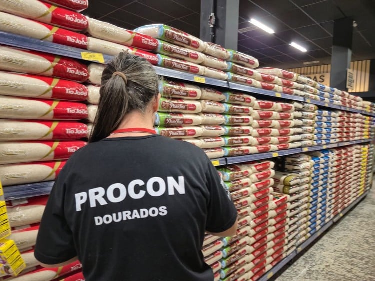 Fiscais do Procon visitaram 12 supermercados de Dourados, entre os dias 3 e 5 de novembro. (Divulgação/Assecom) Fiscais do Procon visitaram 12 supermercados de Dourados, entre os dias 3 e 5 de novembro. (Divulgação/Assecom)