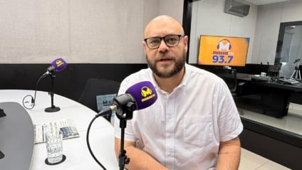 Rafael Mandu, no estúdio da Rádio Massa Campo Grande (Foto: Karina Anunciato/ Massa CG)