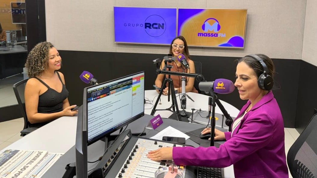 Renata Santos e Hestânia Dias, no estúdio da Rádio Massa (Foto: Fernando de Carvalho/ Massa CG)