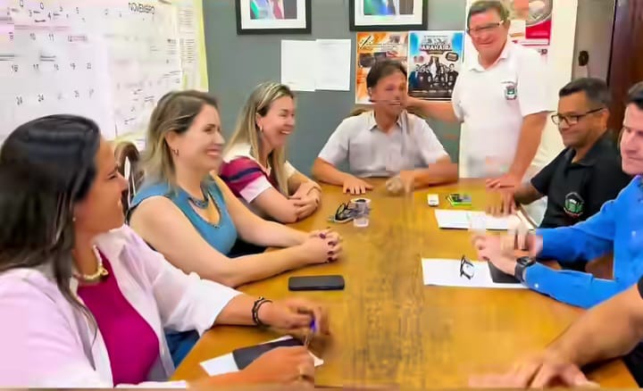 Prefeito Maycol Queiroz durante transmissão nas redes sociais ao lado do procurador Marcelo Faccin e secretários municipais. Prefeito Maycol Queiroz durante transmissão nas redes sociais ao lado do procurador Marcelo Faccin e secretários municipais.