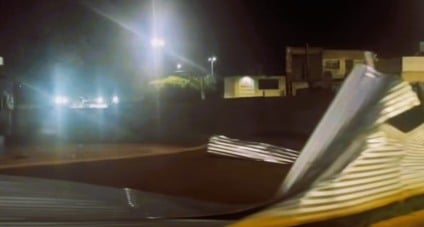 Na rotatória do Carnaíba, os tapumes da obra executada pela prefeitura foram completamente arrancados, ficando espalhados pela via - Foto/Paranaíba Notícias