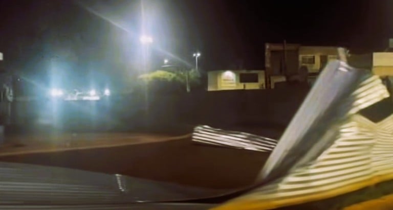 Na rotatória do Carnaíba, os tapumes da obra executada pela prefeitura foram completamente arrancados, ficando espalhados pela via - Foto/Paranaíba Notícias