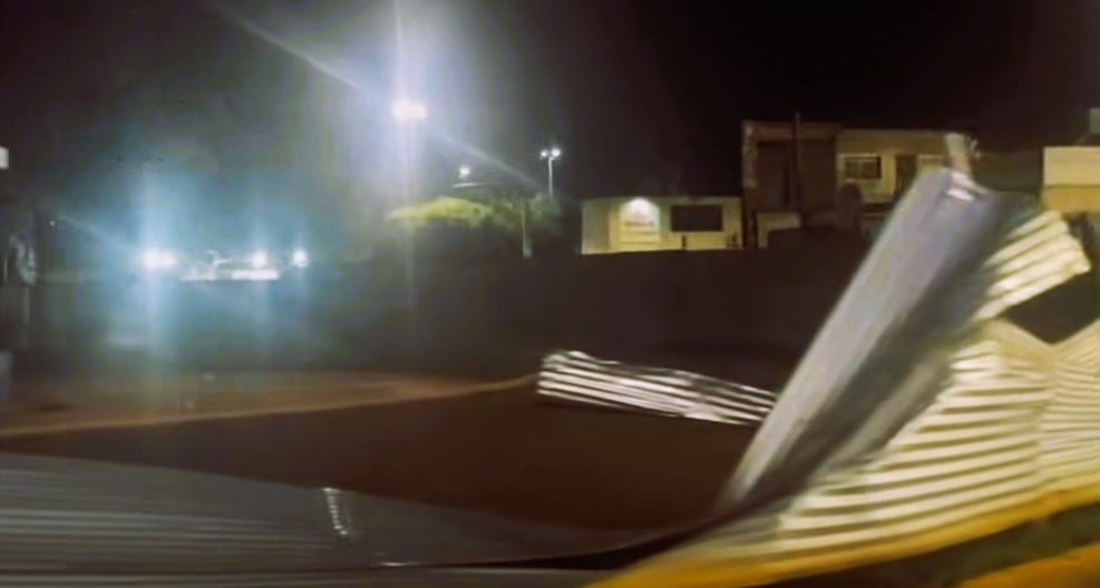 Na rotatória do Carnaíba, os tapumes da obra executada pela prefeitura foram completamente arrancados, ficando espalhados pela via - Foto/Paranaíba Notícias Na rotatória do Carnaíba, os tapumes da obra executada pela prefeitura foram completamente arrancados, ficando espalhados pela via - Foto/Paranaíba Notícias