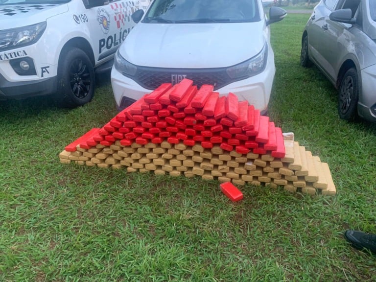 Adolescente e dois motoristas de aplicativo são flagrados transportando 193 kg de maconha de Três Lagoas para SP Adolescente e dois motoristas de aplicativo são flagrados transportando 193 kg de maconha de Três Lagoas para SP