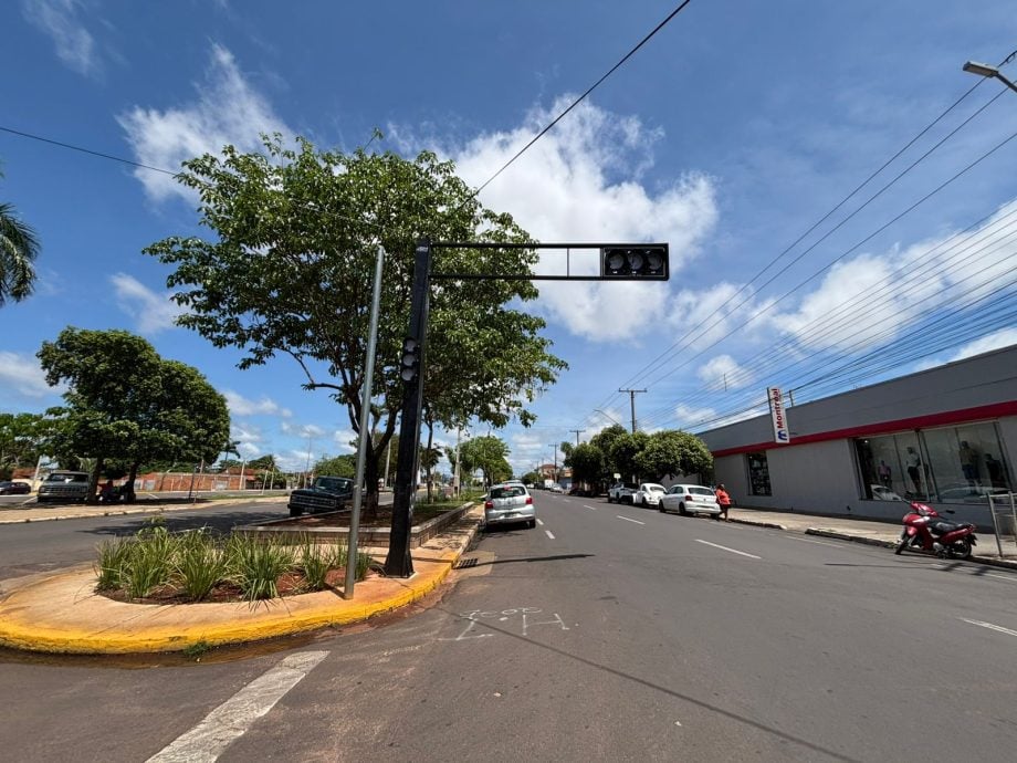 A partir desta terça-feira (4), o semáforo recém-instalado no cruzamento da avenida Rosário Congro com a rua Oscar Guimarães, na área central, começará a funcionar. Foto: Divulgação/Assessoria. A partir desta terça-feira (4), o semáforo recém-instalado no cruzamento da avenida Rosário Congro com a rua Oscar Guimarães, na área central, começará a funcionar. Foto: Divulgação/Assessoria.