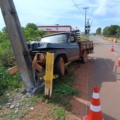 Acidente danificou veículo e o poste, deixando bairros da região sem energia elétrica (Foto: Mauro Silva/Cultura FM)