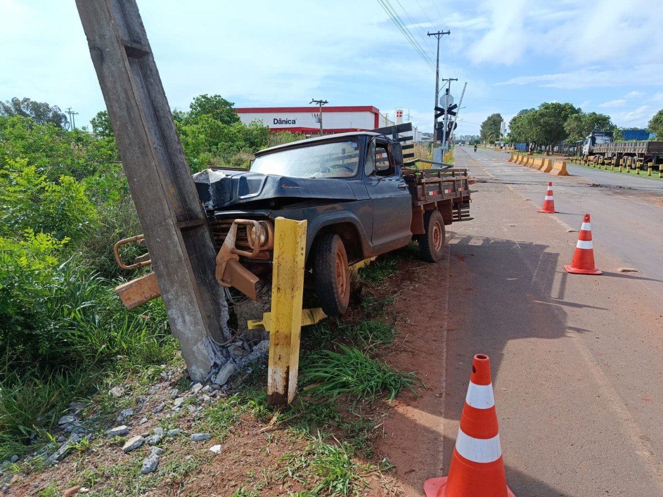 Acidente danificou veículo e o poste, deixando bairros da região sem energia elétrica (Foto: Mauro Silva/Cultura FM)