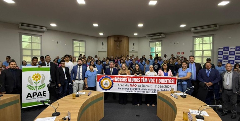 Família Apaeana acompanhou a sessão ordinária que aprovou a moção (Foto: Sarah Protz/Assessoria)