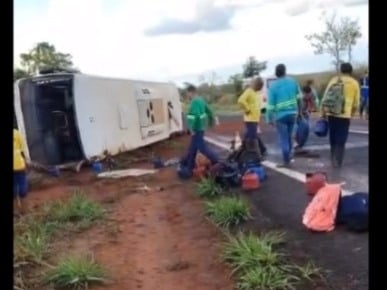 Ônibus com trabalhadores tomba na MS-377 próximo a Inocência
