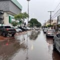 Cidade está sob alertas de tempestade e chuva acumulada / Foto: Rodrigo Pirola/Massa FM Dourados