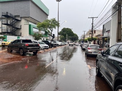 Cidade está sob alertas de tempestade e chuva acumulada / Foto: Rodrigo Pirola/Massa FM Dourados
