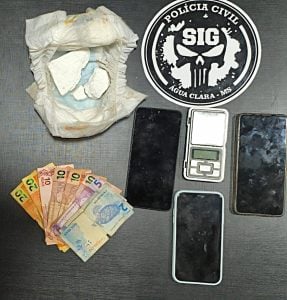 Mulher é presa por tráfico de drogas após esconder cocaína em fralda de bebê