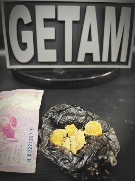 Getam apreende menor e namorado por tráfico de drogas no bairro Vila Piloto em Três Lagoas