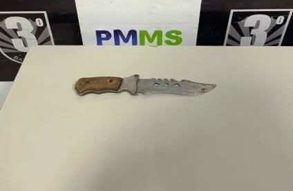 Homem foi encontrado sentado à rua, com a faca na mão / Foto: PMMS/Divulgação