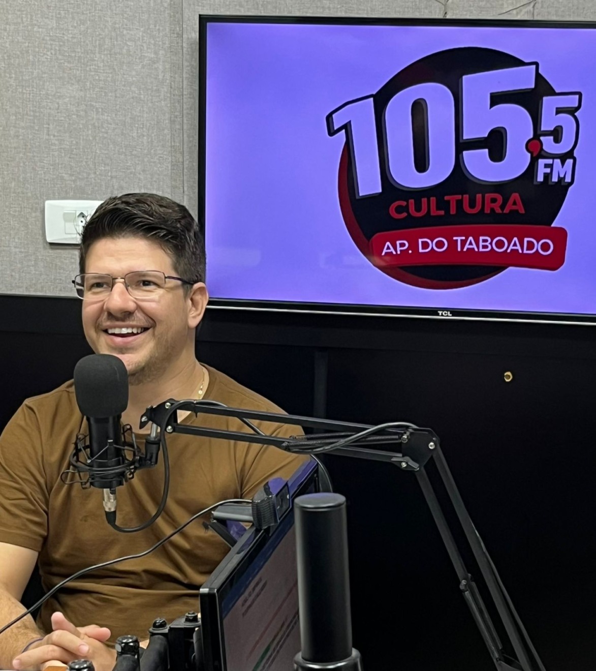 José Natan esteve no estúdio da Rádio Cultura FM (Foto: Rani  Queiroz/Cultura FM) 