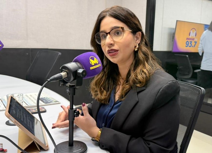 Amanda Moraes no estúdio da rádio Massa Campo Grande (Foto: Fernando de Carvalho/ Massa CG)
