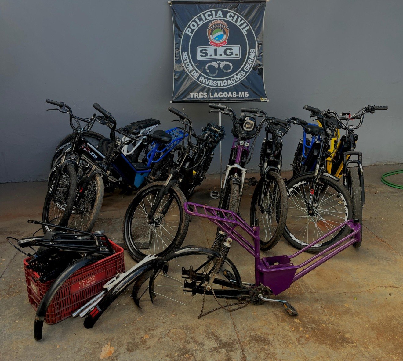 Oito menores eram responsáveis em roubar, desmanchar, remontar e adulterar bicicletas elétricas e "crimes" eram praticados usando simulacro. Foto: Divulgação/Polícia Civil. Oito menores eram responsáveis em roubar, desmanchar, remontar e adulterar bicicletas elétricas e "crimes" eram praticados usando simulacro. Foto: Divulgação/Polícia Civil.