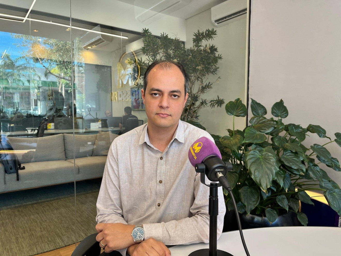 Em entrevista a Massa FM, nesta quarta-feira (19), o superintendente do Shopping Avenida Center de Dourados e Maringá, Wesley Barreto Lima. (Foto: Raíssa Vitória)