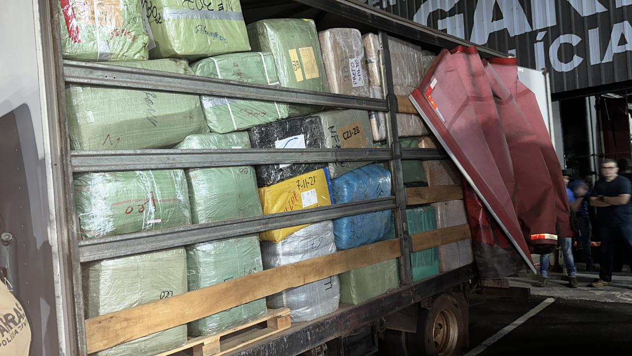 Caminhão estava carregado com mais de quatro toneladas de mercadorias - Foto: Divulgação/PCMS Caminhão estava carregado com mais de quatro toneladas de mercadorias - Foto: Divulgação/PCMS