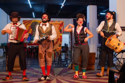 Espetáculo 'Truques e Trambiques' será apresentado na praça Ramez Tebet