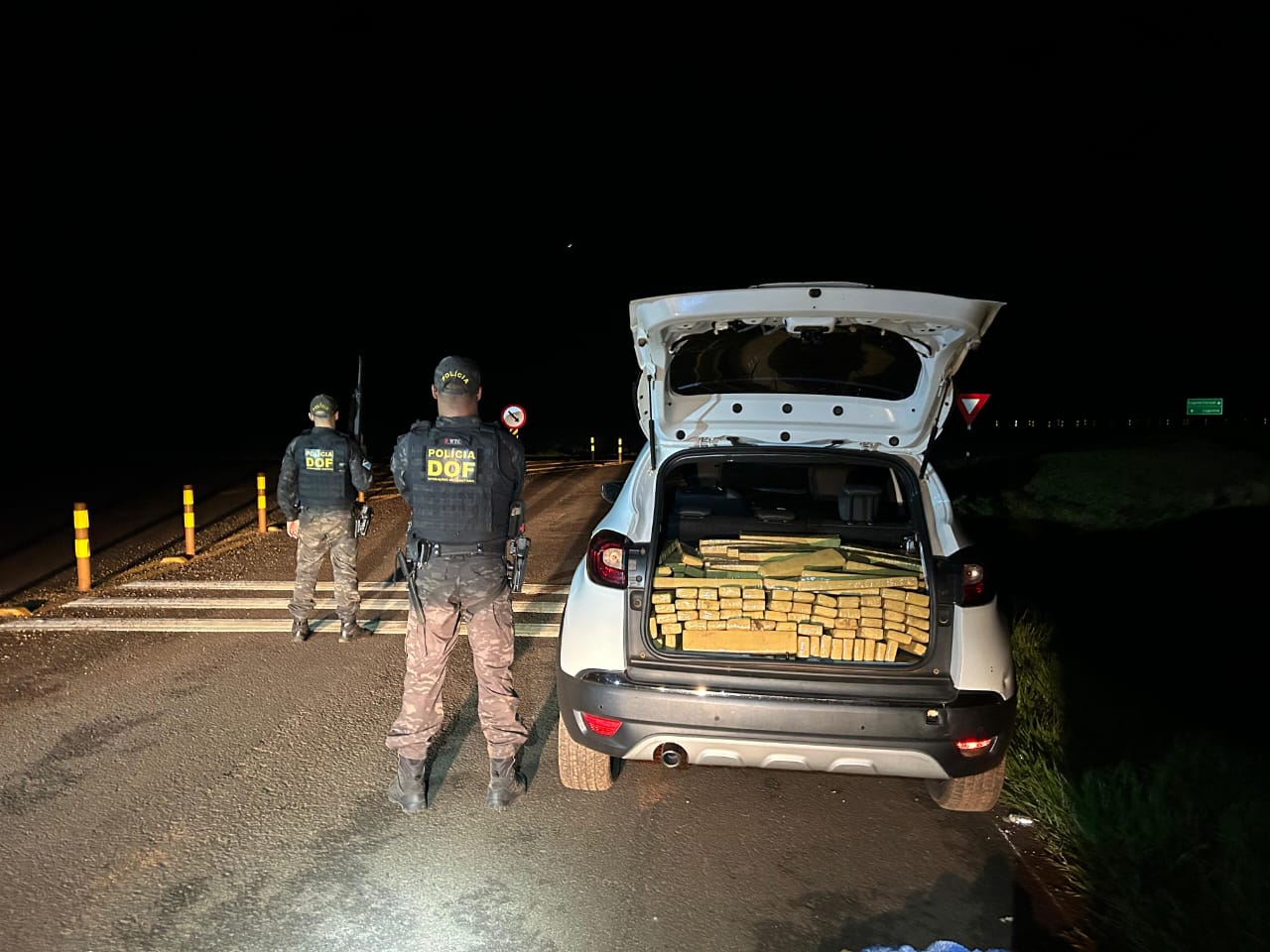 Veículo abandonado após tentativa de fuga em Laguna Carapã tinha placas falsas e registro de roubo em São Paulo - Foto: Divulgação/DOF