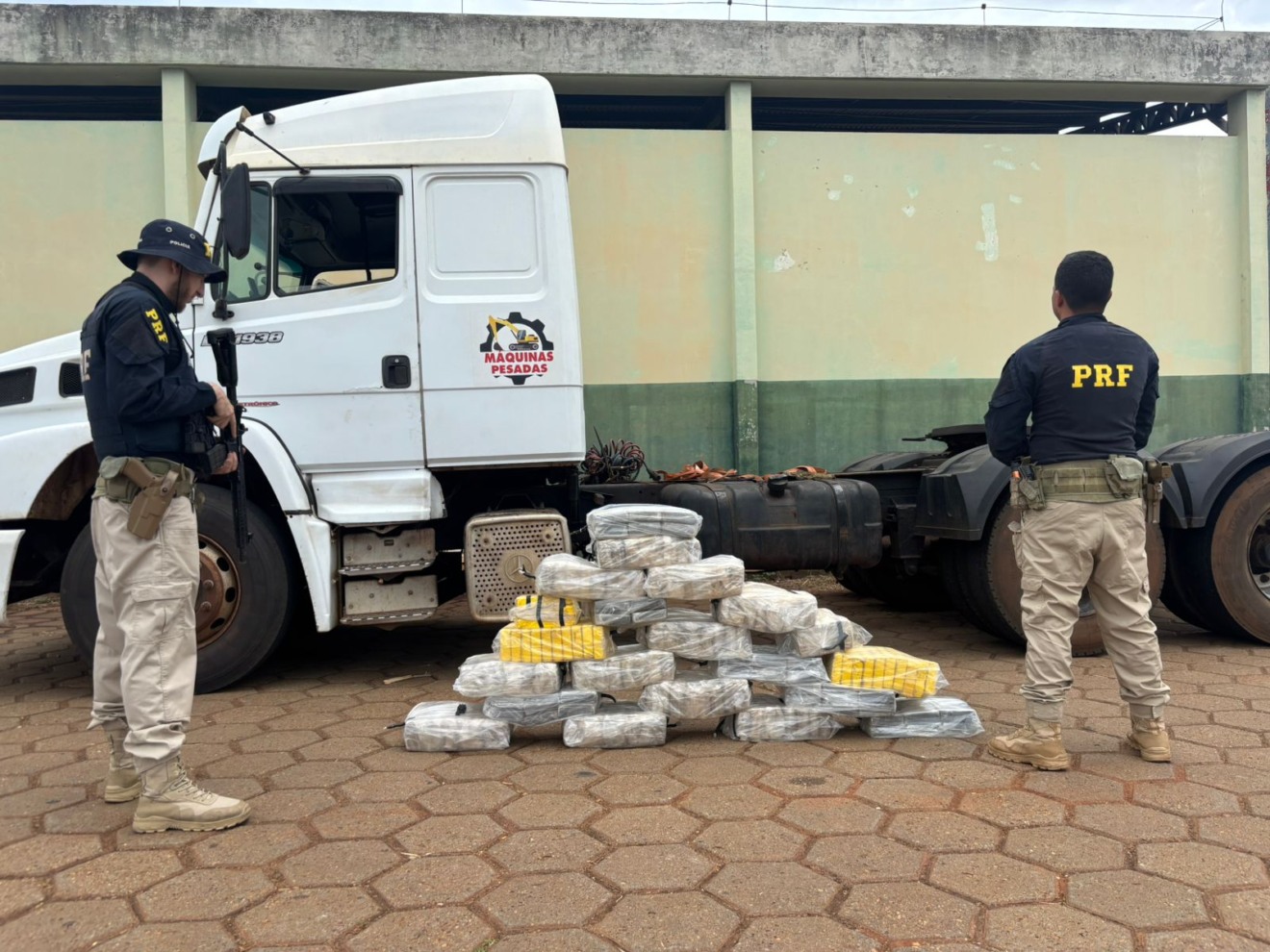 Os policiais abordaram o veículo após desconfiarem da atitude do condutor. Foto: Divulgação/PRF.