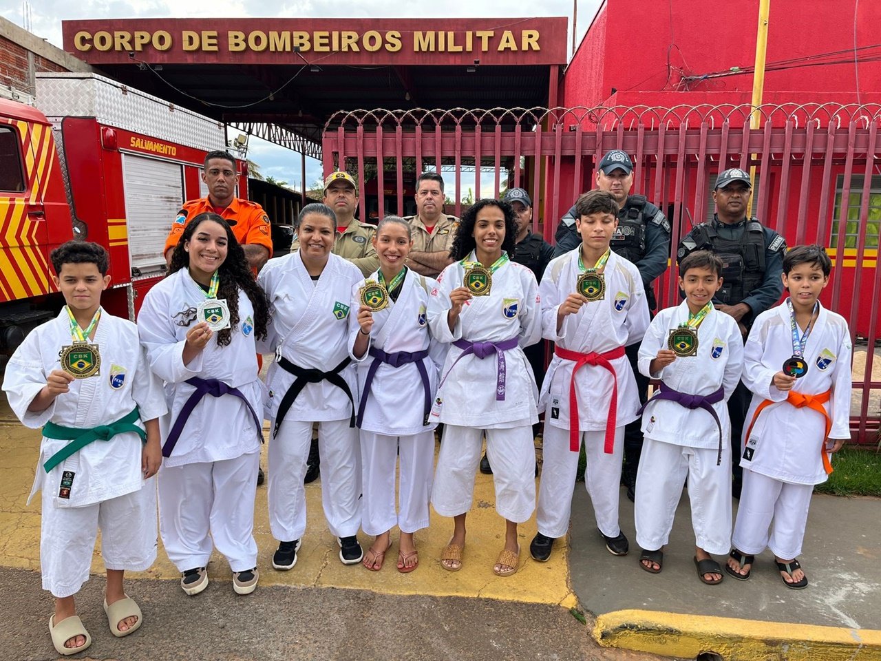 Atletas medalhistas, acompanhados de bombeiros e PM's, desfilaram em carro aberto (Foto: Divulgação) Atletas medalhistas, acompanhados de bombeiros e PM's, desfilaram em carro aberto (Foto: Divulgação)