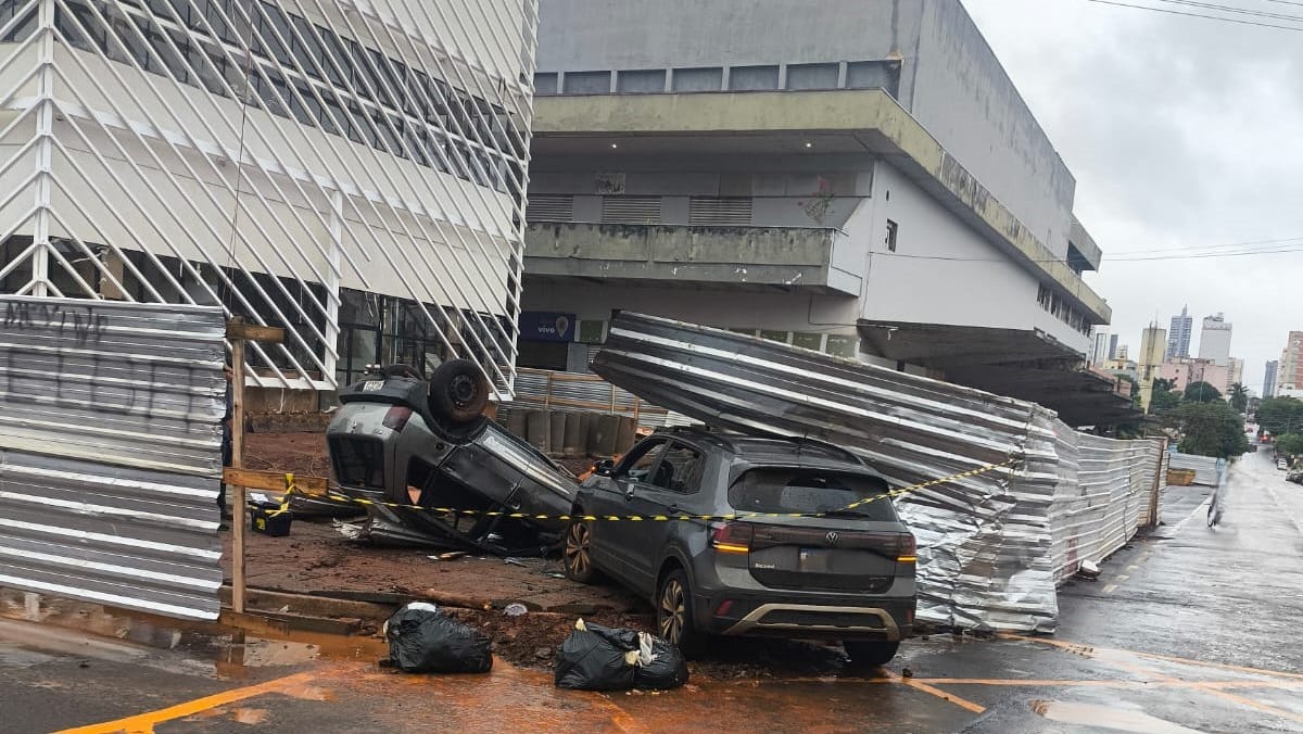 Impacto derrubou grades de proteção da obra da prefeitura (Foto: Jusciney Vilela/ Massa CG) Impacto derrubou grades de proteção da obra da prefeitura (Foto: Jusciney Vilela/ Massa CG)