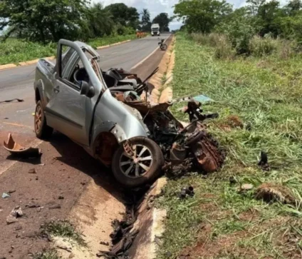 O choque foi tão violento que o veículo conduzido pela vítima, uma Saveiro, partiu ao meio com o impacto. (Foto: Reprodução)
